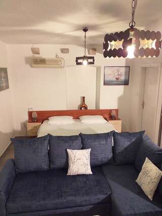 Гостевой дом Guest House Dragutinovic Пераст Номер-студио с кроватью размера "king-size" и диван-кроватью-3